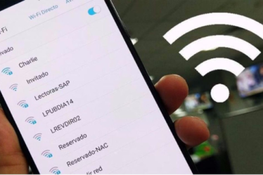 Ένας άντρας που ερευνά εφαρμογές για να αποκτήσει δωρεάν wifi