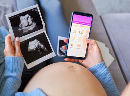 Eine junge Frau testet die 5 besten Anwendungen zur Begleitung einer Schwangerschaft