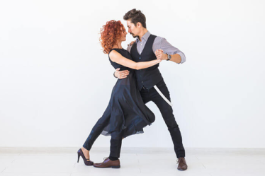 Casal assiste aulas online e aprende a dançar por meio de plataformas