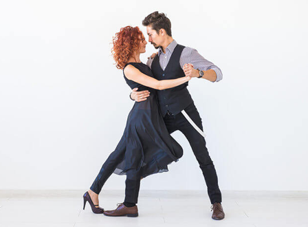 Un cuplu se uită la cursuri online și învață să danseze prin platforme