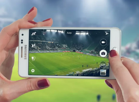 Μια γυναίκα που δοκιμάζει τις 5 καλύτερες εφαρμογές για να παρακολουθήσετε ποδόσφαιρο στα ισπανικά από ένα android