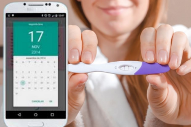 Žena ukazuje 4 najlepšie aplikácie pre prvé tehotenstvo
