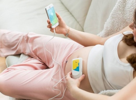 Uma mulher sabendo como funcionam os aplicativos para gestantes, é assim que ela descobre seu estado de gravidez