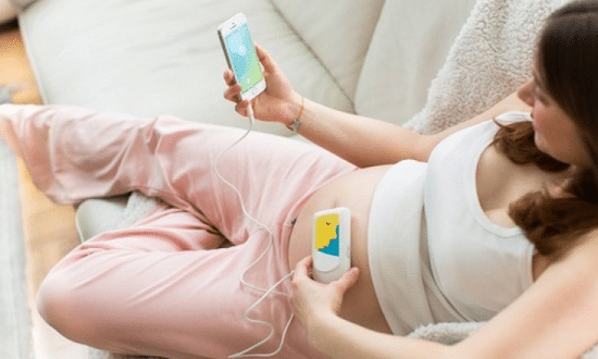 Kobieta wiedząca, jak działają aplikacje dla kobiet w ciąży, odkrywająca w ten sposób swój stan ciąży