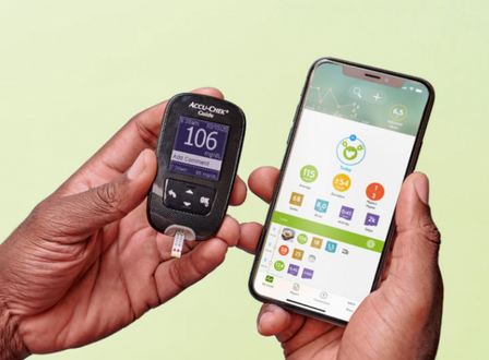 Un uomo con diabete che mostra come controlla il glucosio da 3 app mobili