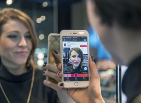 Žena ukazuje, ako aplikácie simulujú strihanie vlasov