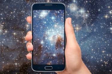 Un hombre muestra apps para ver estrellas y constelaciones en tiempo real