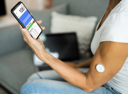앱을 사용하여 혈당을 모니터링하는 여성