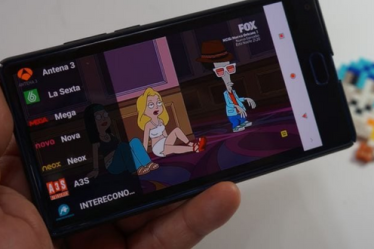 Мужчина просматривает приложения для просмотра телевидения онлайн с Android