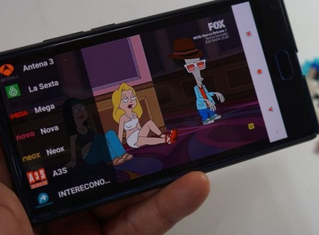Človek gleda aplikacije za gledanje televizije na spletu iz Androida