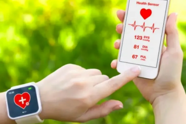 Eine Frau, die einige Apps verwendet, um den Blutdruck mit ihrem Handy zu messen