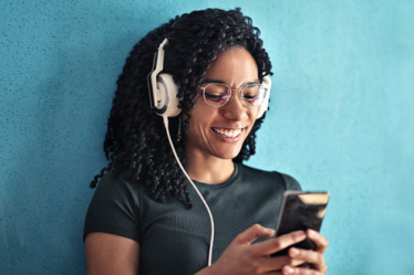 무료 앱으로 오프라인에서 음악을 듣는 여성