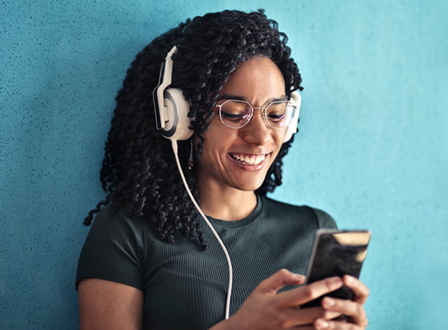 Ženska posluša glasbo brez povezave z brezplačnimi aplikacijami