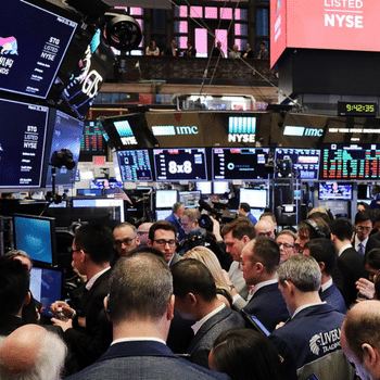 Las acciones de Wall Street caen después de que la Fed insinuara nuevas subidas de tipos