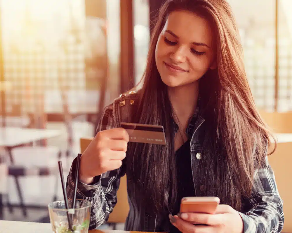 Inteligentne strategie pozwalające wyeliminować roczną opłatę za kartę kredytową