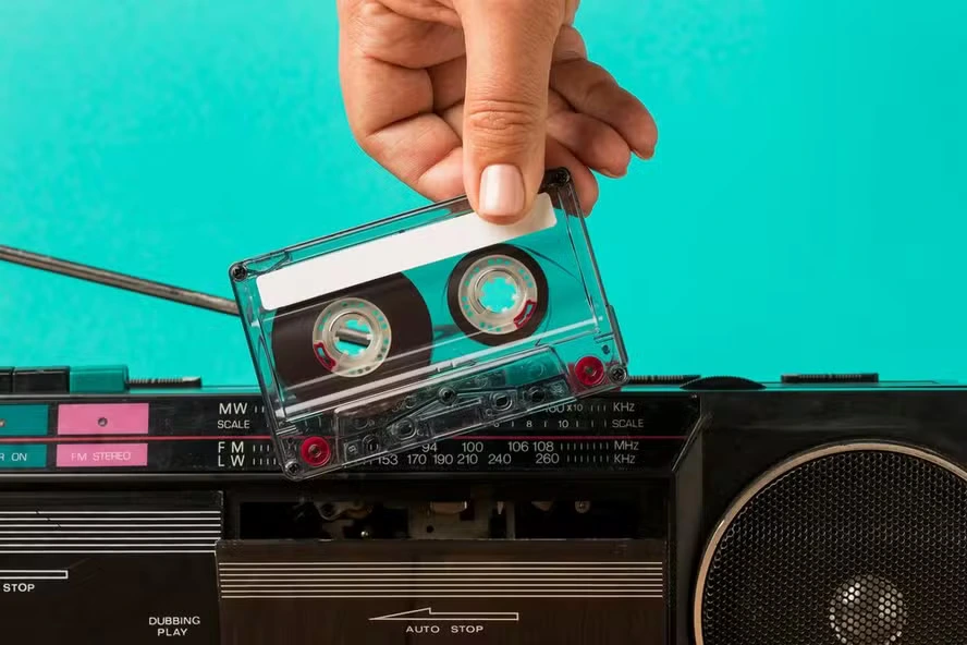 🎶 Un Viaje en el Tiempo: Las Mejores Apps para Escuchar Música de los 70, 80 y 90